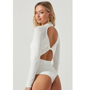 NWT ASTR The Label Prue Back Twist Bodysuit Long Sleeve Women's White Size S